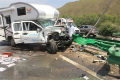 豪华房车撞上绿化隔离护栏