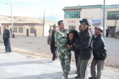 油罐车侧翻 边防急救援