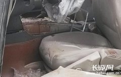 河北一轿车与火车相撞被拖行10余米 事故致1死
