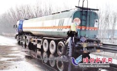 青银高速油罐车和半挂车发生刮蹭 原油横流