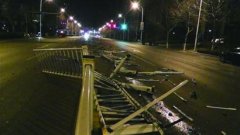 别克撒野撞上护栏 40米长护栏被撞成碎片(图)