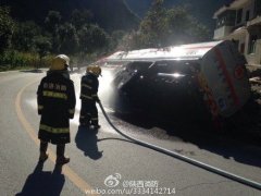 陕西307省道18.6吨油罐车侧翻泄露（图）