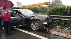 西禹高速一油罐车侧翻起火 致一死一伤场面惨烈（2）