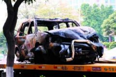 失控越野车撞毁广州大桥护栏后起火(图)