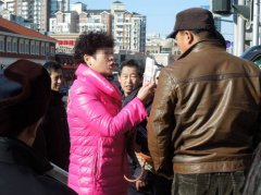 私家车撞上护栏 大连女司机举钞票砸保安(图)