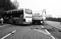 三明油罐车与载有39人大巴相撞 致1死1伤