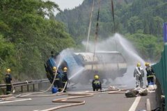 成渝高速一油罐车侧翻 高速被迫中断5小时(图)