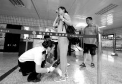 北京地铁垃圾桶须受监控 保洁员一刻钟清一次