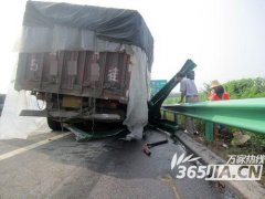 京台高速一满载滑石粉货车撞上护栏 因司机疲劳