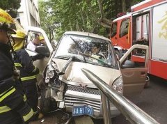 南京一面包车撞上护栏 乘客遭钢管穿胸