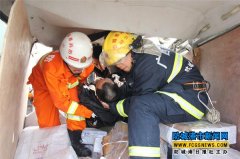 防东高速一小车撞上护栏严重变形