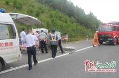 大广高速龙杨段一货车撞上护栏 3名重伤人员被救出（图）