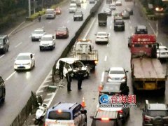 厦：小车冲过护栏撞上土方车 小车女司机不治身