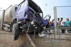 超车操作不当引撞车 撞上护栏导致拥堵