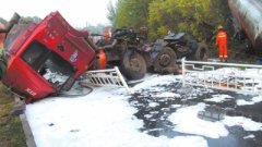 油罐车侧翻 消防急救援(图)