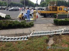 油罐车侧翻现场:10米隔离栏被毁、路口信号灯熄