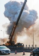 黄河大桥车祸引发大火 爆炸三次烧了20个小时