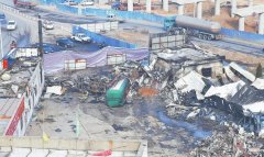 洛阳油罐车冲入汽车站 引燃30多辆车致2死1伤(1