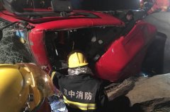 汉中：一辆载有30吨醋酸罐车侧翻