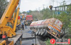 乌鲁木齐市米东区一辆油罐车侧翻泄漏