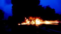 汽油罐车侧翻 几百平方米火＂河＂疯狂蔓延