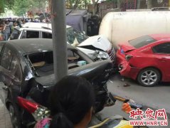 偃师一油罐车失控冲入闹市区造成多人受伤
