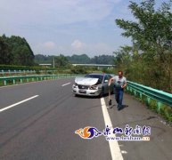 他高速路上打瞌睡 车撞上护栏