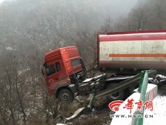 下雪路滑油罐车冲出路基险坠深沟