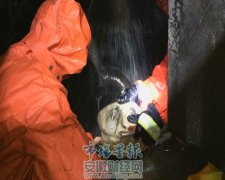 高速上车轮飞出打断油管 满载的45吨油罐车泄漏