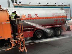 高速公路执法人员及时处置化险为夷油罐车轮胎