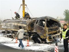 北京油罐车侧翻着火致2人死 1人跳车逃生未果