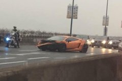 兰博基尼撞上高架护栏 司机丢下豪车蹊跷消失