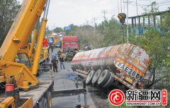 乌鲁木齐米东区一辆油罐车侧翻泄漏