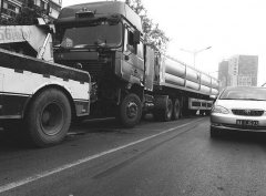 武汉一天然气罐车险追尾油罐车 司机撞绿化带才停下