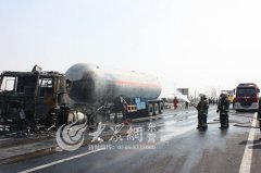 油罐车荣乌高速突起火 东营消防急救援