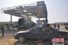 广西油罐车爆炸已致1人亡 百米外电杆几被砸断(图)