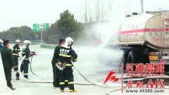 合肥严店高速道口一油罐车轮胎冒黑烟 工作人员
