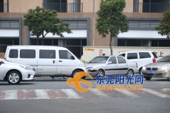 常平新城大道两车迎面相撞 小车车头严重损坏