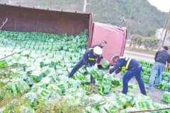 贵州一货车侧翻2万瓶啤酒散落 10多人清理3小时
