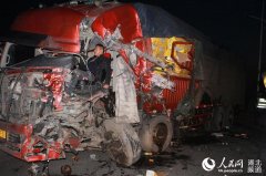 货车与油罐车相撞襄阳消防官兵救出被困司机