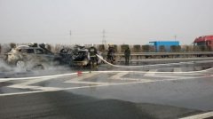 济菏高速长清段三辆小车发生事故 均被烧的只剩