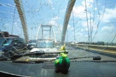 轿车撞上护栏 过路面包车“躺枪”