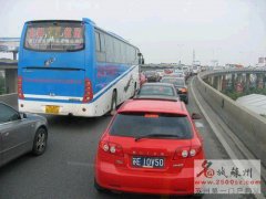 高架三车严重追尾 重型油罐车冲出护栏
