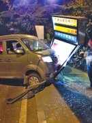 郑州:面包车失控撞烂护栏后撞上公交站台