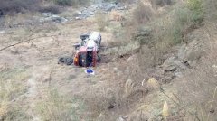 十堰一油罐车与快递车相撞翻入深沟 汽油大量泄漏