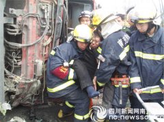 油罐车侧翻成南高速公路 2人被困