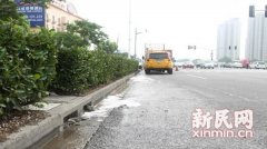 上海一油罐车侧翻漏油 救援持续2小时(图)