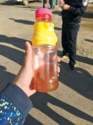 乌市西山路通源加油站员工操作失误 造成8车趴窝
