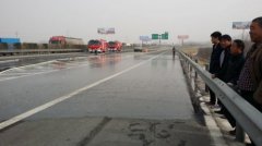 济菏高速长清段三辆小车发生事故 均被烧的只剩下铁框架