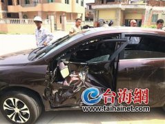 惊险！轿车铁轨前熄火 司机在火车撞上之际拽出